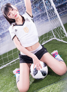 台湾美女乔乔儿俏皮可爱性感足球宝贝写真图片